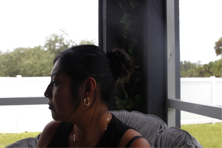 una mujer mira por la ventana