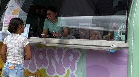 La hermana de Daniela Chourio atiende a clientes en el food truck. Foto por: Maja Hiller.