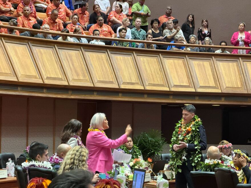 Rep. Kim Coco Iwamoto, while in recess, discusses House procedures with Majority Leader Sean Quinlan. (Jan. 21, 2026)