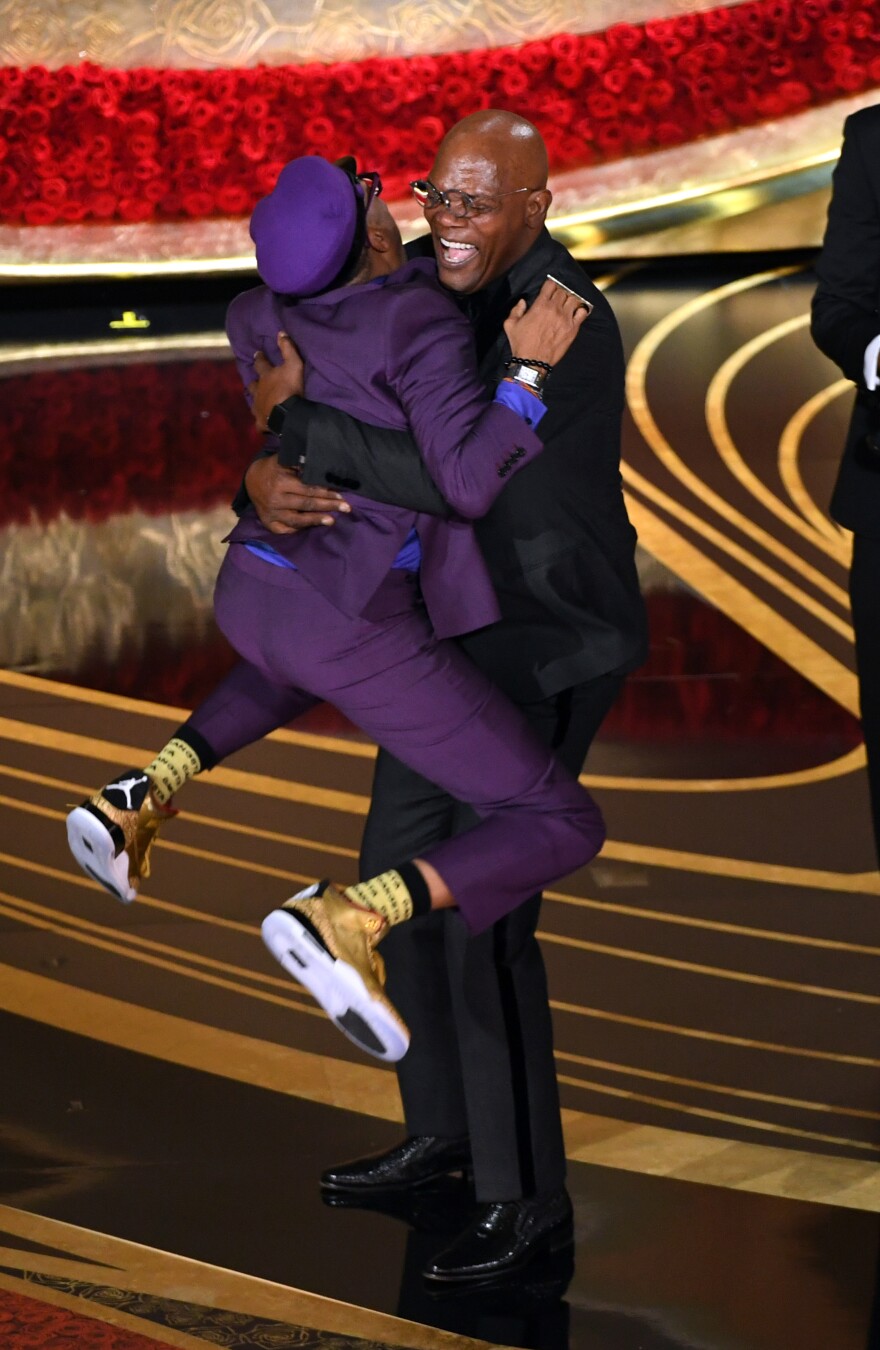 Spike Lee accepts the best adapted screenplay award for <em>BlacKkKlansman</em> from Samuel L. Jackson.