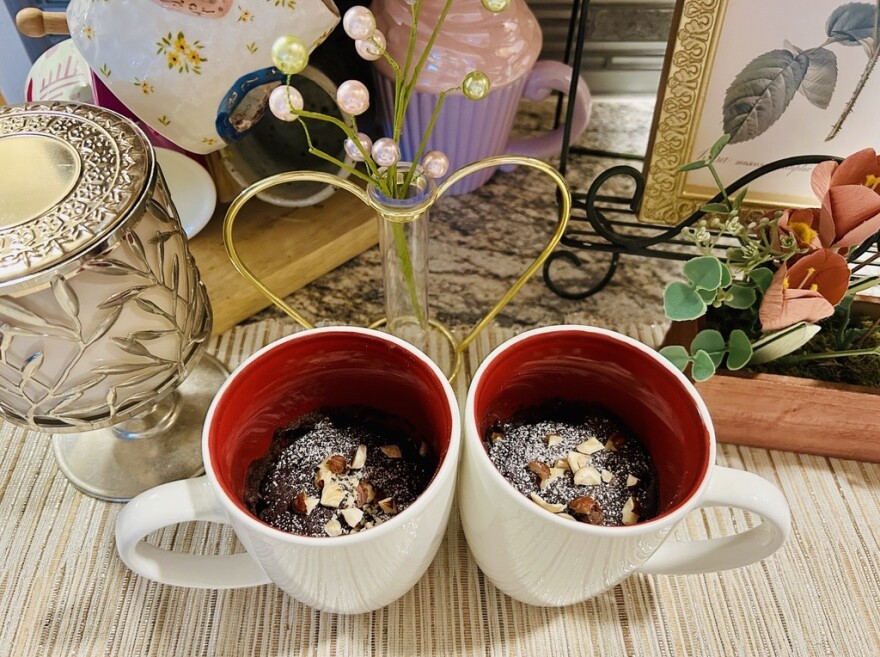 Mugcakes with hazelnut spread and powdered sugar.