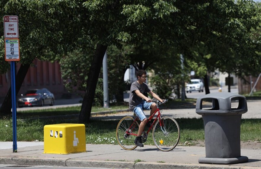 Plastic box benches were installed at bus stops in the neighborhood.