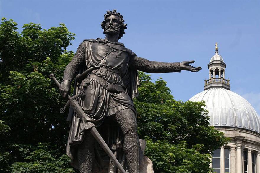 A statue depicting William Wallace in Scotland.