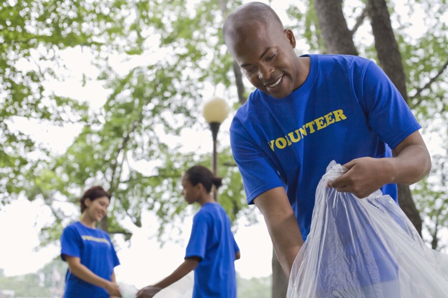 Volunteer_picking_up_trash.jpg