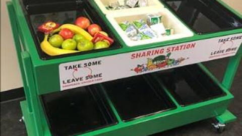 A share table with free food for students.