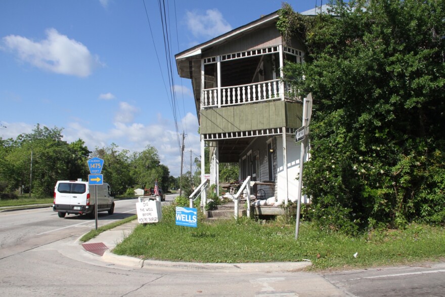 The House of Entenza Cigar Factory was built in 1881 but is now the home of Lucy and Bobby Cook. (Meryl Kornfield/WUFT News)