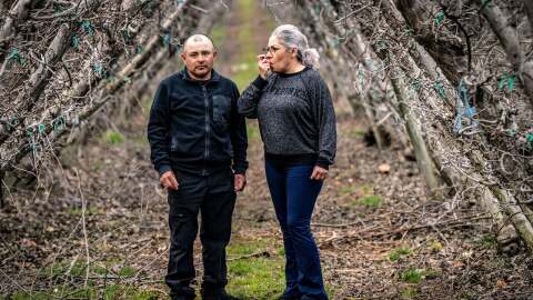 Los trabajadores agrícolas José León y Lorena Ávalos creen que tienen COVID persistente después de años lidiando con problemas respiratorios. Ahora dependen de inhaladores para controlar los síntomas que todavía les quedan. Como la pareja no tiene seguro médico, tienen que pagar todo de su propio bolsillo, aunque ya se les hace difícil cubrir sus gastos mensuales. Cada inhalador cuesta alrededor de 120 dólares.