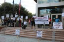 Los manifestantes se reunieron frente a la sede de SAPD con carteles que pedían el arresto de James Brennand.