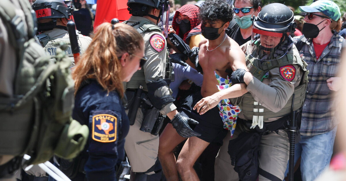 Ut Austin Riots Police again arrest pro-Palestinian protesters setting up camp at UT ...