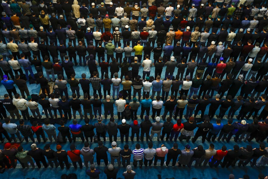 <strong>Moscow, Russia:</strong> Muslims perform first tarawih prayer of Ramadan at Central Mosque.