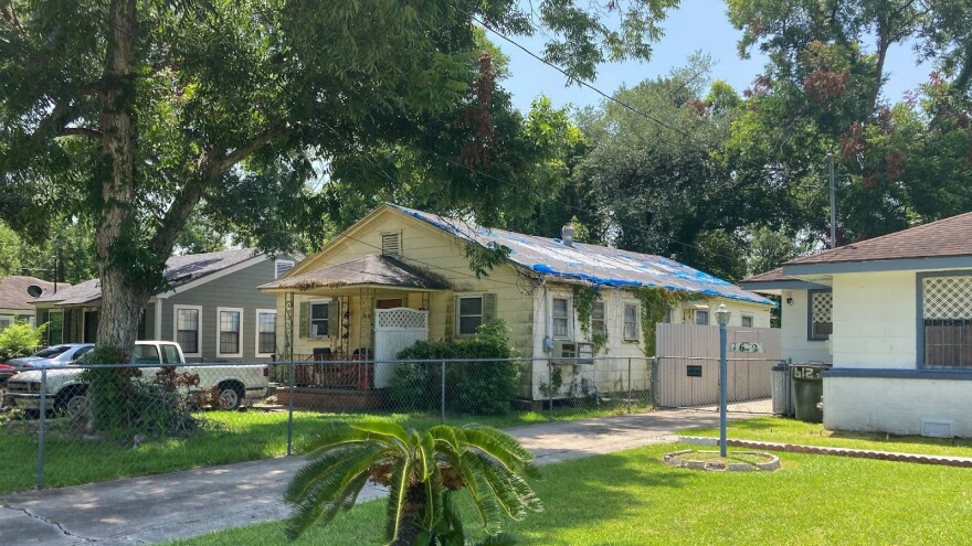 A home in Lake Charles with blue tarp on the roof.