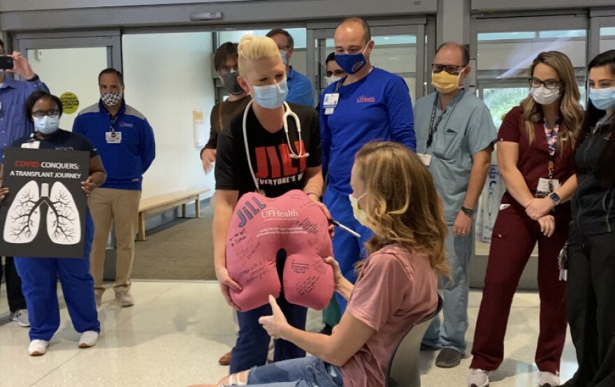 UF Health staff help Jill Holker celebrate her release from UF Health Shands Hospital after her double-lung transplant. (Valeriya Antonshchuk/WUFT News)