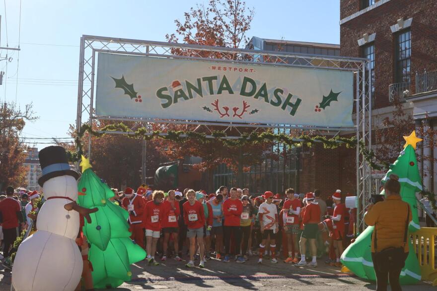 Runners lined up for the KC Santa Dash