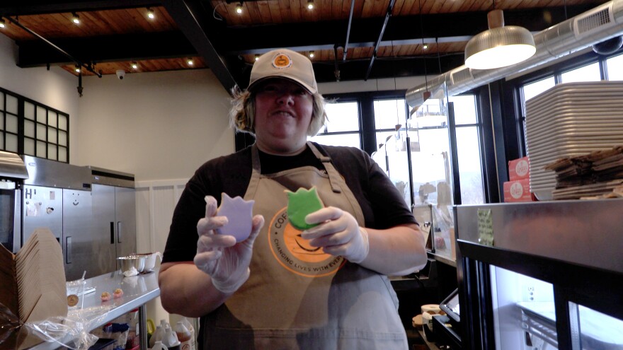 Karyawan Coffee Inclusive Christina Wesley pamer