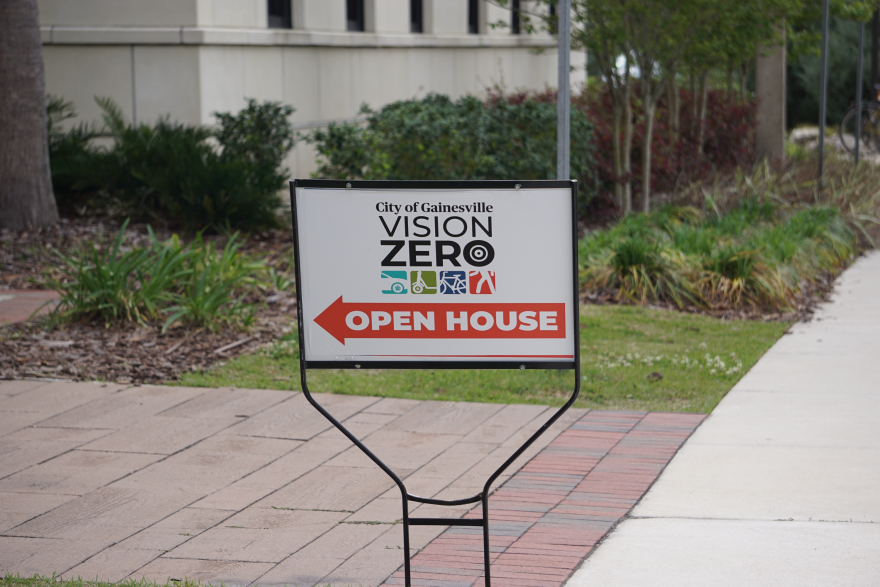 Un cartel de la reunión del plan Vision Zero. Foto por: Gabriela Valdes.