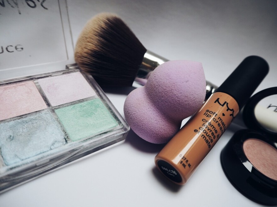 cosmetics_eyeshadow_lipstick_lipstick_tube_make_up_make_up_brush_makeup_sponge_nyx-958184.jpg
