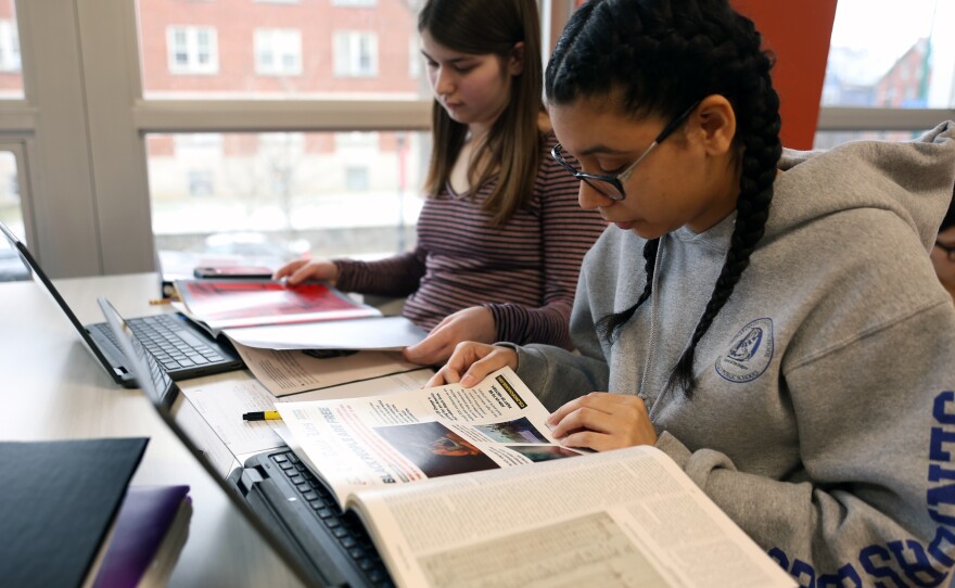 students_reading_300dpi_0.jpg
