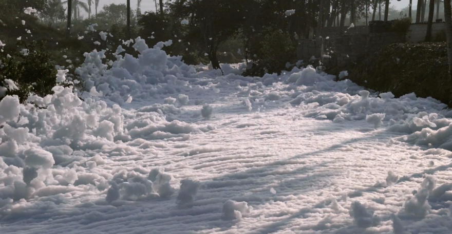 "Kere mattu Kere dwells in the peripheries of a polluted lake in Bangalore, "India's Silicon Valley", where the act of observation is interrupted by flying foam, noxious gases, daydreams, and questions from passers-by."