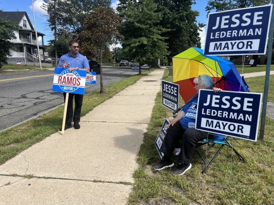 Candidato a alcalde de Springfield, Massachusetts, y representante estatal Orlando Ramos sostiene un cartel afuera del lugar de votación del Boys and Girls Club el 12 de septiembre de 2023.