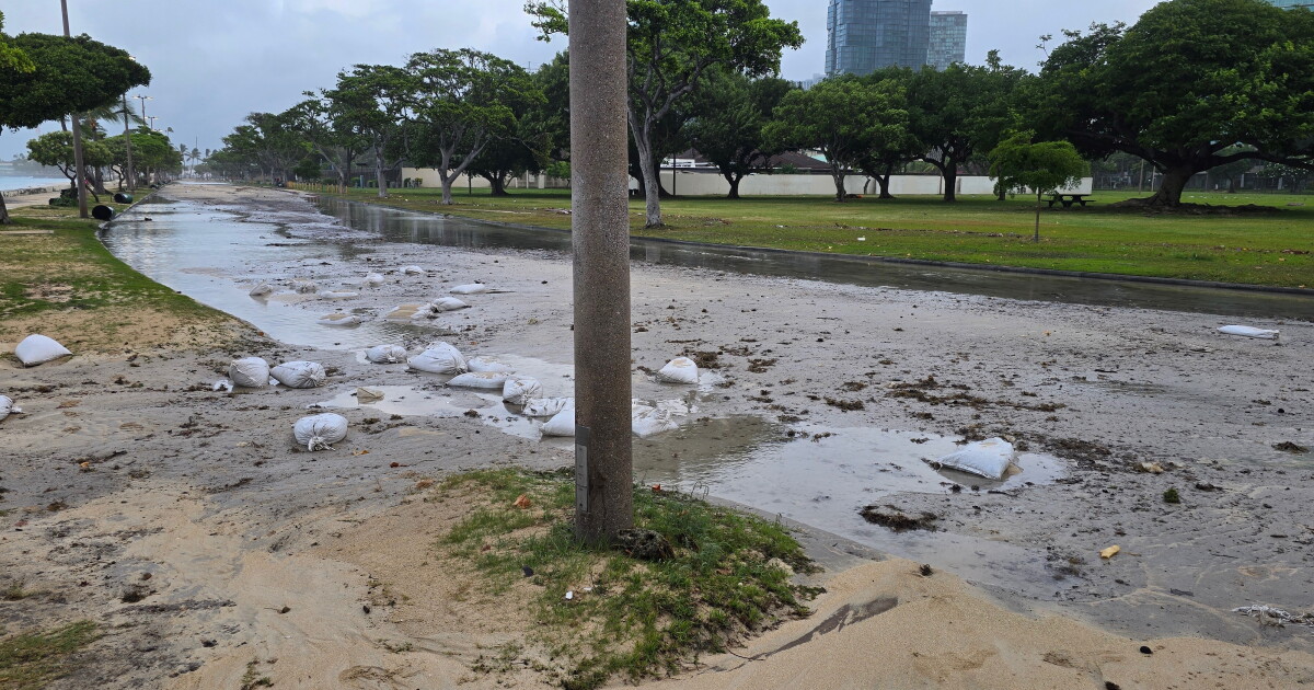 Oʻahu weathers Hurricane Lowell with flooding and power outages