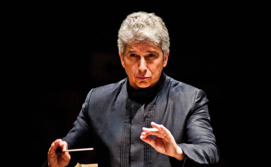 Peter Oundjian conducts.