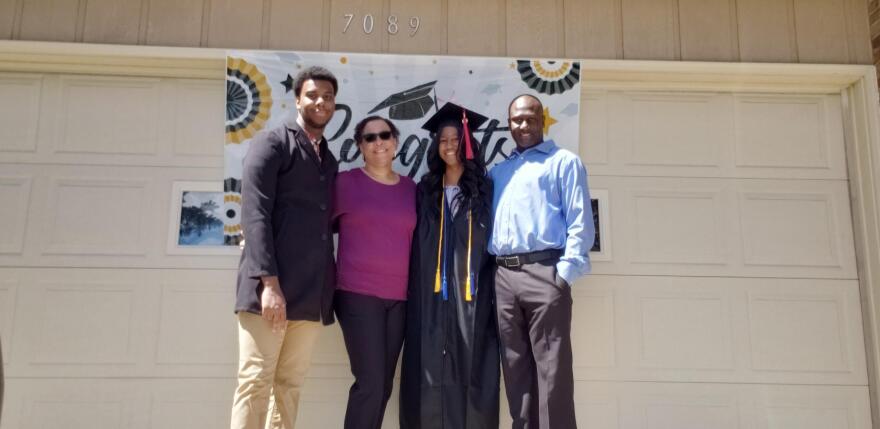 photo of Tanisha Thomas and her family