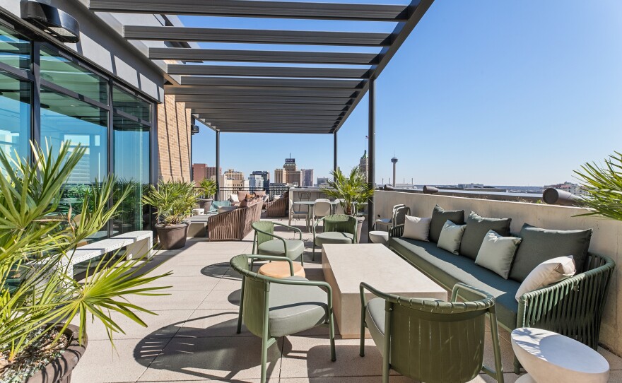 16th Floor lounge area