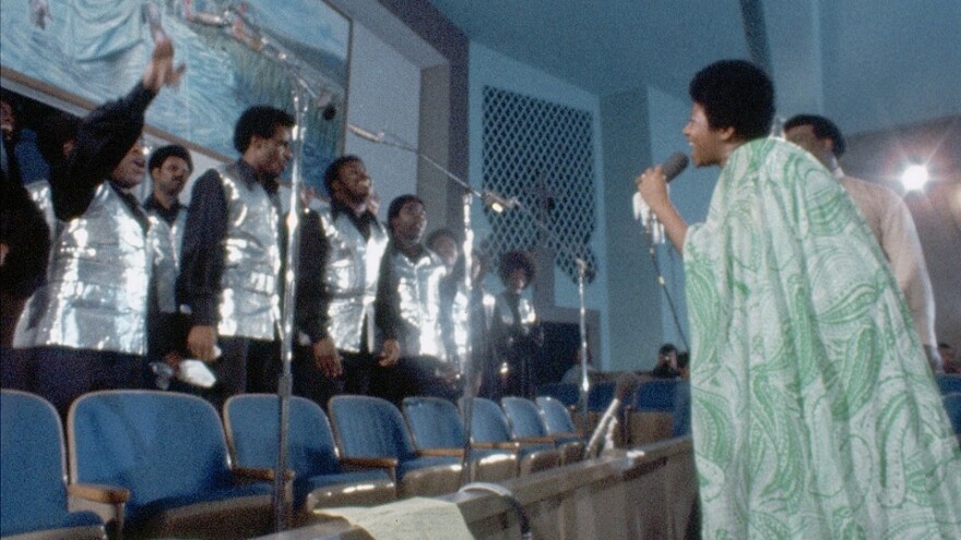 Aretha Franklin and members of the Southern California Community Choir in a still from the documentary <em>Amazing Grace</em>.
