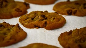 Chocolate chip cookies on a paper towel.