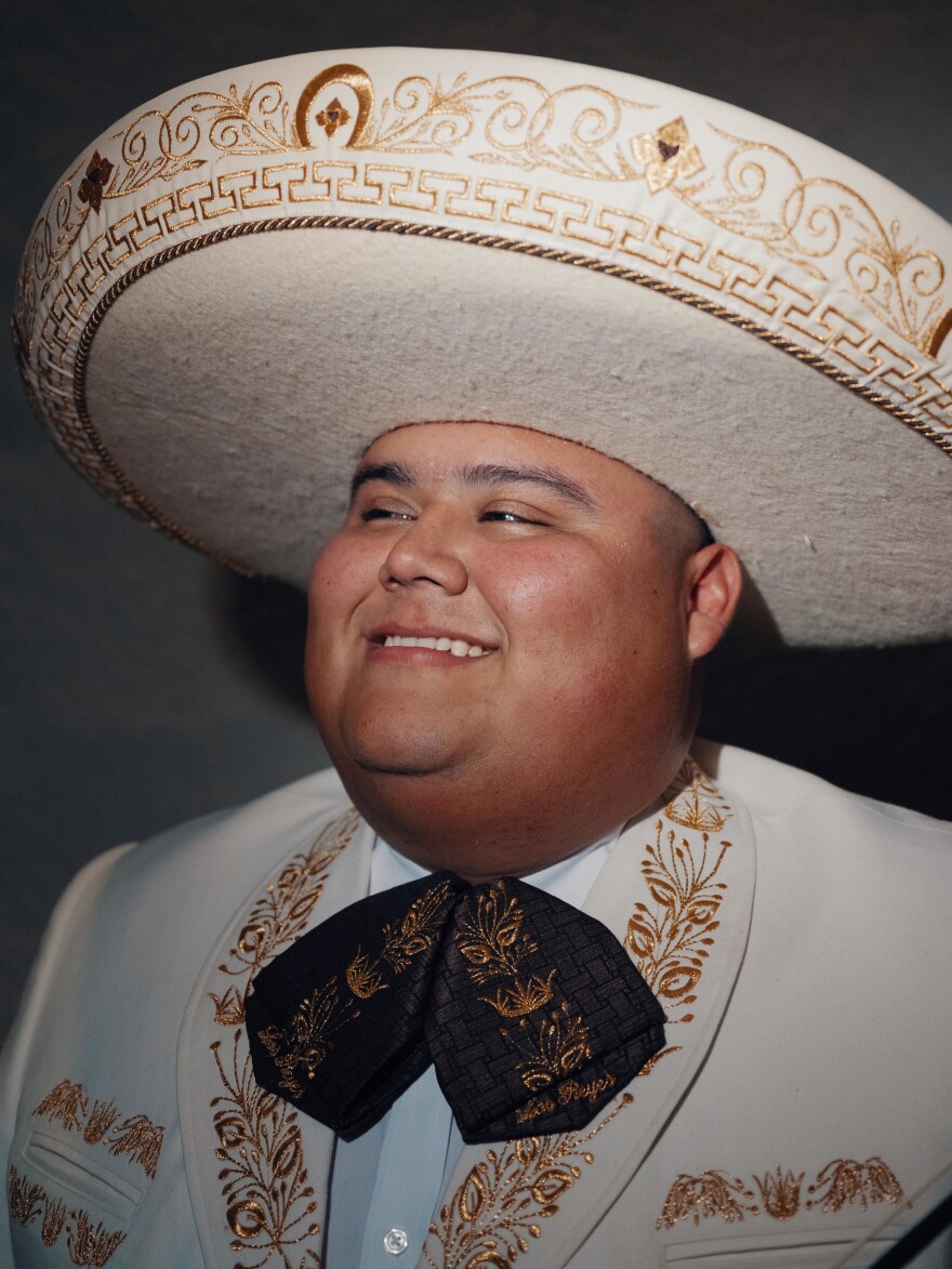 Un miembro de Mariachi Los Reyes posa para una foto en el festival.