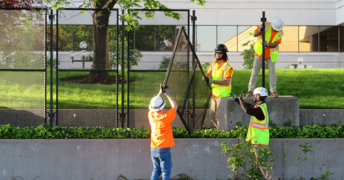 Controversial fence encircling Eugene's federal building removed