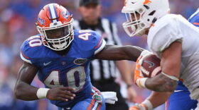 Florida linebacker Jarrad Davis (left) locks in on Tennessee running back Jalen Hurd during the teams' 2015 game. An ankle injury has put Davis out indefinitely for the Gators. (File/WUFT News)