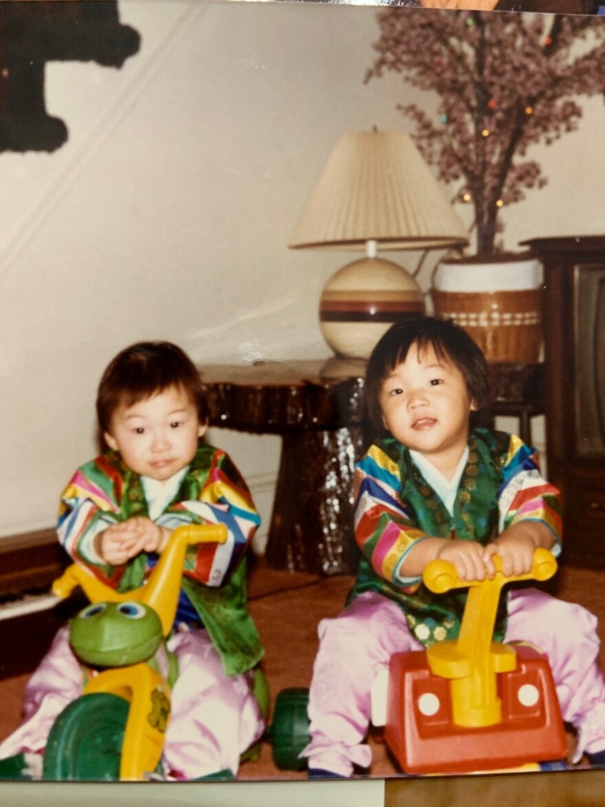 Yoo and his younger sister as children.