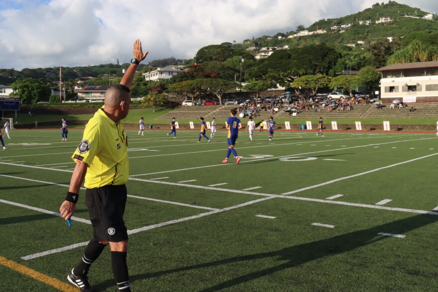 Referee Raymond Kaleo Benz motions to players during a Punahou vs. Saint Louis boys soccer game on Jan. 8, 2026.