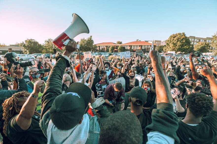  A crowd of protesters gather during a rally on Sept. 18, 2020 in Louisville, Kentucky. Protesters rallied in front of the attorney general's office for a decision to be made regarding the Louisville Metro police officers involved in the death of Breonna Taylor, who was fatally shot during a no-knock warrant at her apartment on March 13, 2020. (Jon Cherry/Getty Images)