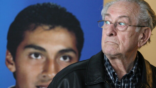 Hans Koppenhoefer stands by a photo of his son at age 15, Efren Paredes, Jr., before a news conference Wednesday, Dec. 3, 2008, in Lansing, Mich. At the time, Paredes and his family were pursuing clemency from then - Governor Jennifer Granholm. Koppenhoefer passed away in 2022.