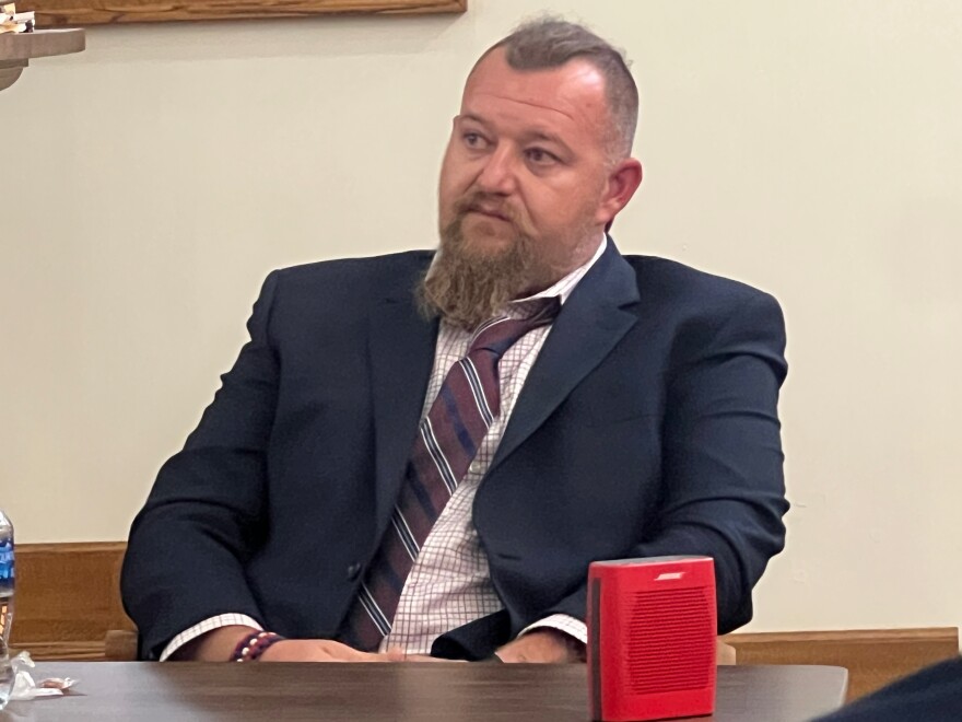 Defendant William Null testifies in an Antrim County courthouse, as he faces charges for alleged involvement in the plot to kidnap Gov. Gretchen Whitmer. He's one of three defendants in the trial, and the second one to testify in his own defense. (Photo: Michael Livingston/IPR News)