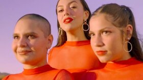 Mexico City singer Noa Sainz is all about self-love in her video for "qué bueno!"