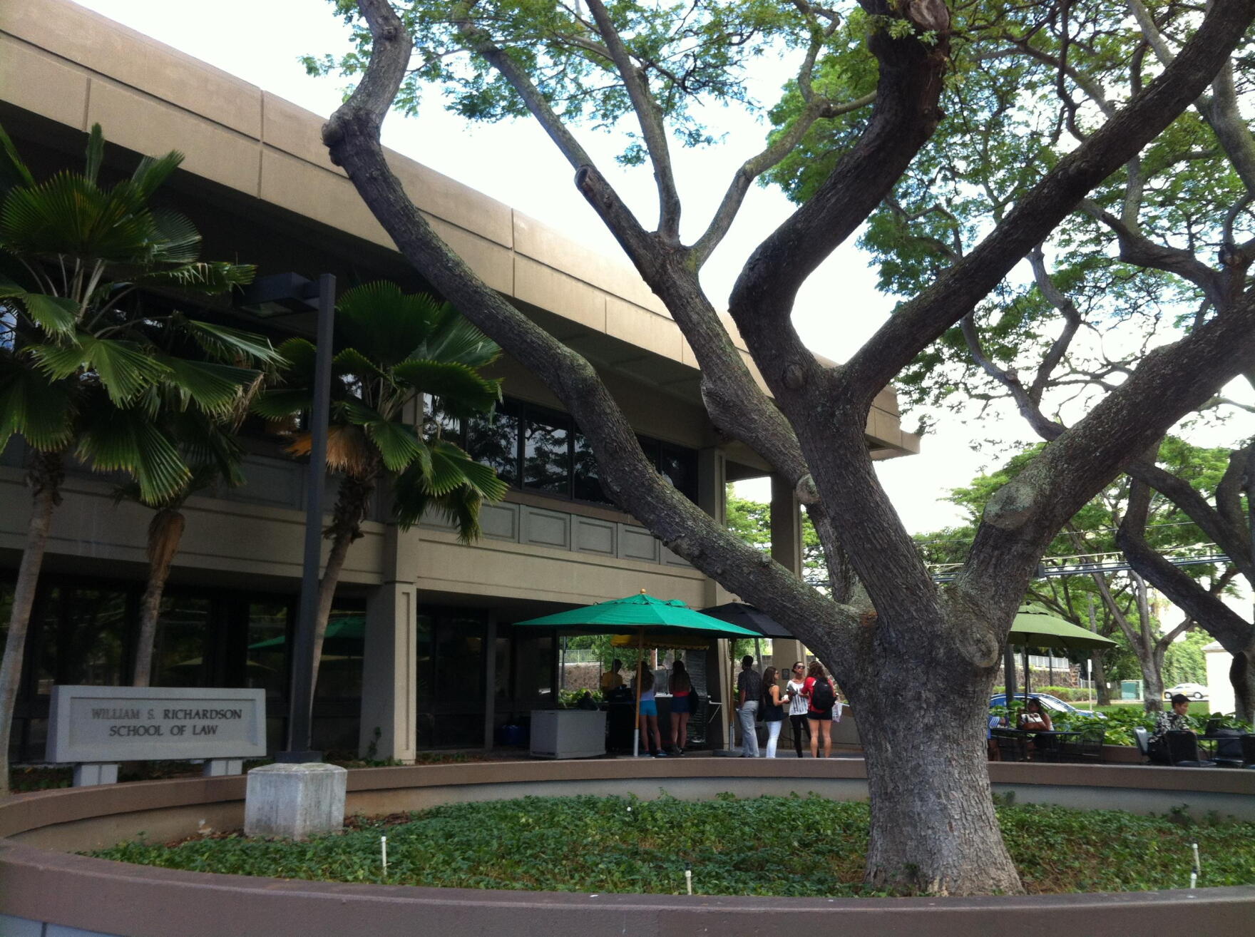 Shidler gifts 1M to UH law school for legal education in innovative