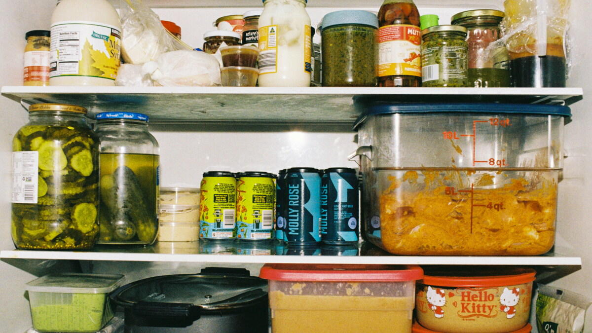 How long does food last in the fridge during a power outage?