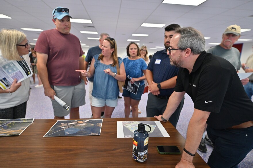 Keith Ottes from Langan Engineering discusses water usage with citizens at the Nebius open house.
