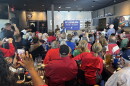 Ohio Governor candidate Vivek Ramaswamy (R) speaks to a crowd at a pizza restaurant in Delaware County.