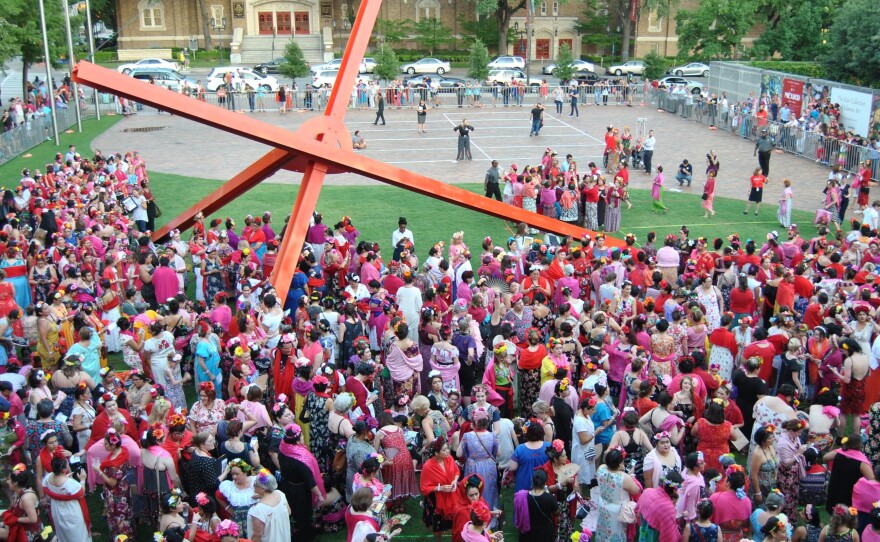 Frida Kahlo look-alikes were corralled into the southeast courtyard of the Dallas Museum of Art Thursday night.