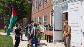Seis estudiantes de Dartmouth comenzaron una huelga de hambre el martes 6 de junio de 2025. Los seis manifestantes se reunieron en la Biblioteca Baker de Dartmouth el martes y Xiao dijo que planean regresar todos los días hasta que la universidad reconsidere sus demandas de desinvertir en empresas que abastecen la guerra de Israel en Gaza. Pie de foto de Olivia Richardson, Traducción de María Aguirre.