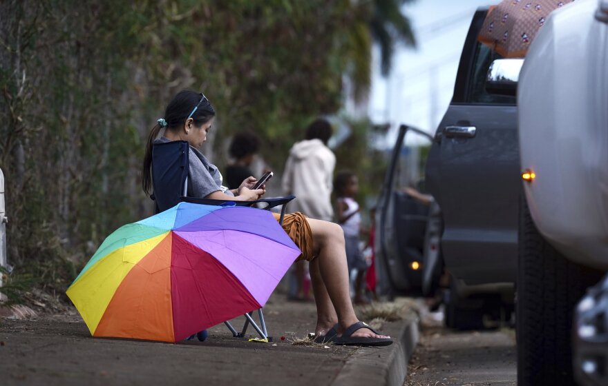 ʻEwa Beach residents evacuated to the side of Kunia Road to escape the tsunami threat in Kapolei, Oʻahu, Hawaiʻi, Tuesday, July 29, 2025. (AP photo/Michelle Bir)
