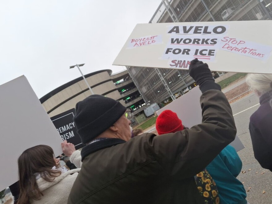 Alrededor de 70 manifestantes pidieron a los viajeros boicotear a Avelo en el Aeropuerto Regional de Manchester-Boston el domingo 23 de noviembre de 2025. Esto es parte de una constante respuesta pública por un contrato que la aerolínea firmó para operar vuelos que transportan detenidos inmigrantes.