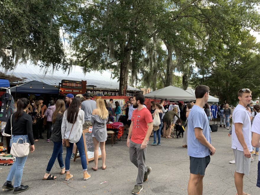 Vendedores y compradores en el mercado de antigüedades. (Emma Bautista/ Noticias WUFT)