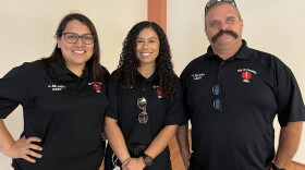 Jessica Murillo, Stephanie Rivera, y Troy Sparks de Presidio EMS son parte del nuevo programa de paramedicina comunitaria, que pretende reducir las idas de urgencia de la comunidad por brindar atención preventiva en casa.