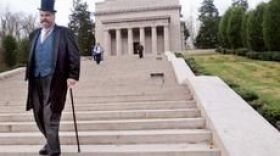 President William Howard Taft, portrayed by Dale Liikala of Mentor, Ohio, descends the steps of the Abraham Lincoln Memorial Hall on Monday during a centennial celebration of the opening of the building.