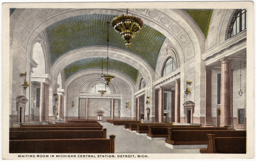 A 1913 postcard shows the high, arching ceilings of the station.